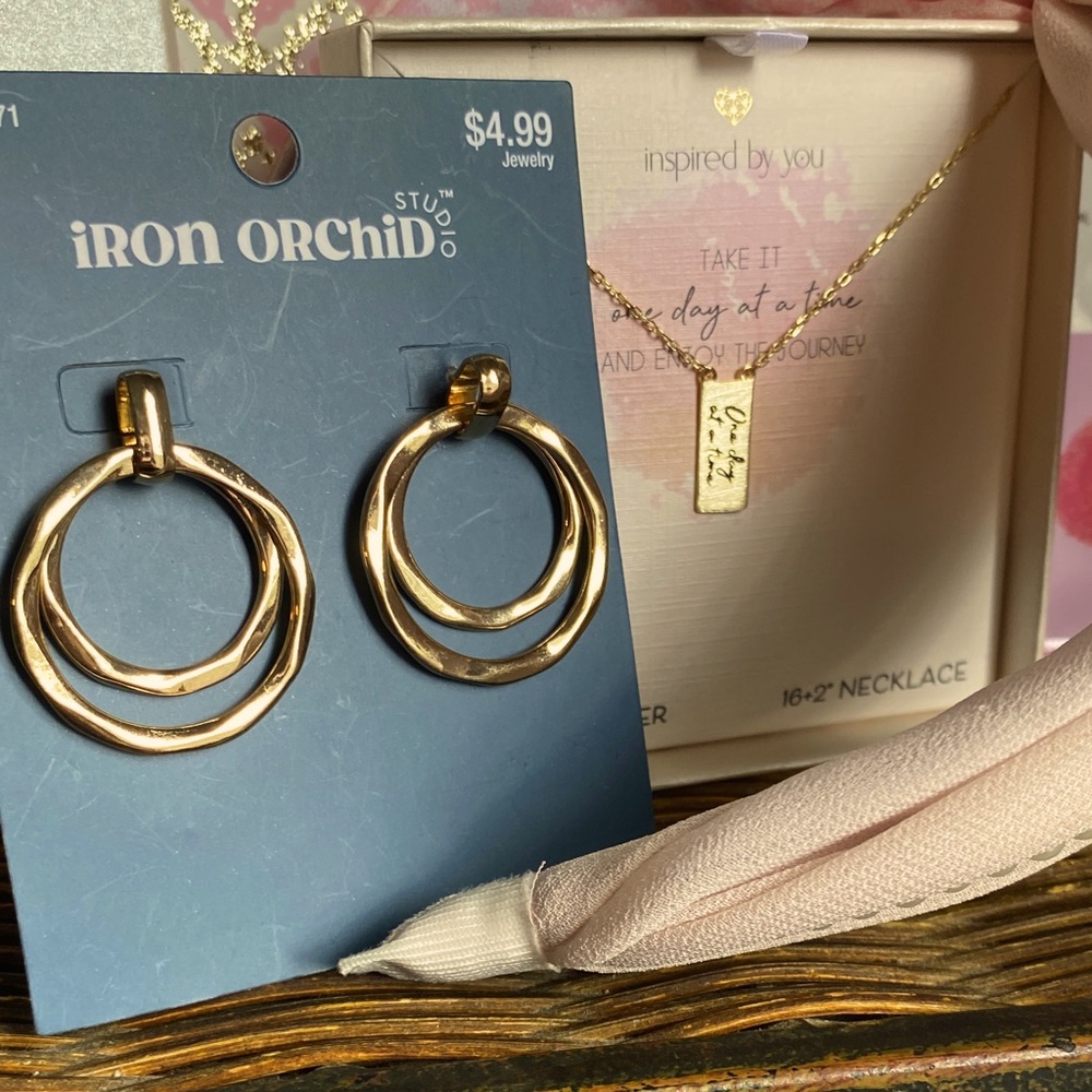 ONE DAY AT A TIME- NWT & comes w FREE earrings, headband, or face-mask - Picture 6 of 9